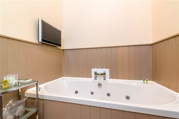 Partridge Spa Bath with TV